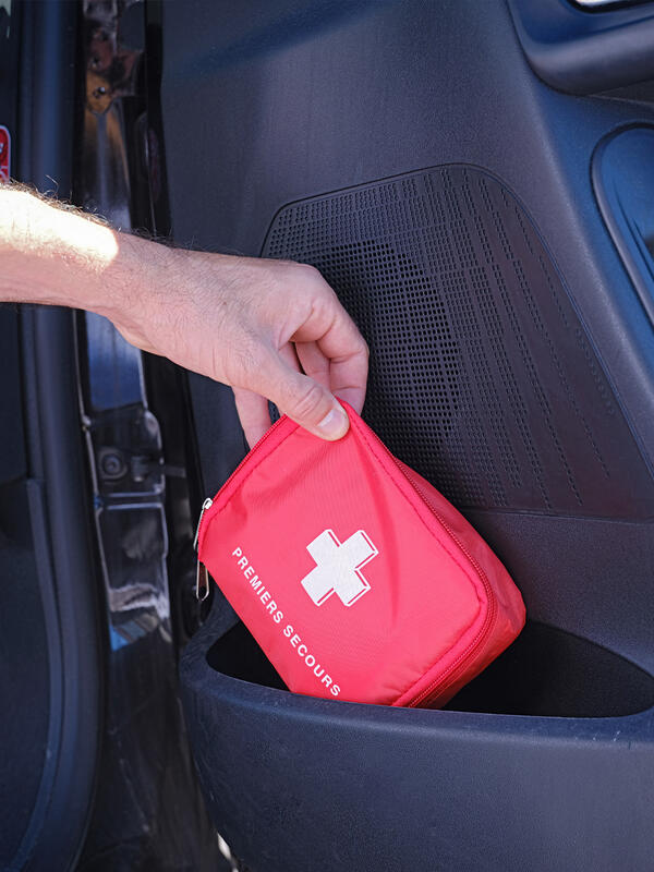 Trousse de secours 4 personnes boite à gants