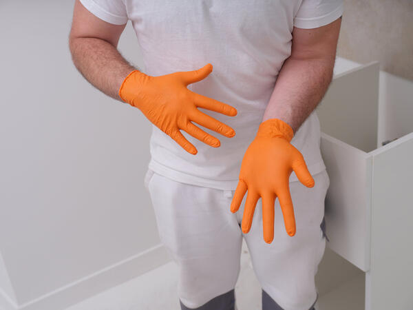 5045-gants-nitrile-orange-zoom-mains